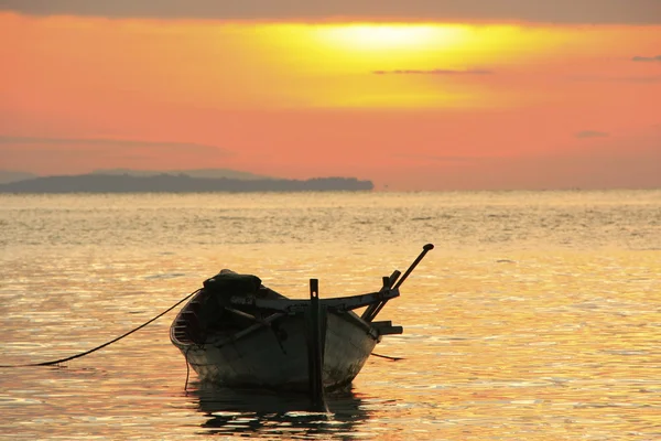 Silueta de barco de pesca tradicional al amanecer, Koh Rong isla — Foto de Stock