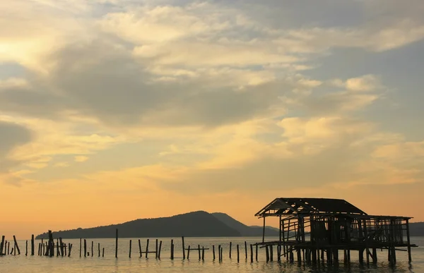 Silhouet van de oude houten steiger bij zonsopgang, koh rong eiland, woon — Stockfoto