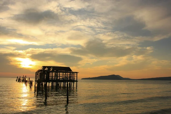 Silueta de viejo embarcadero de madera al amanecer, isla de Koh Rong, Camb — Foto de Stock