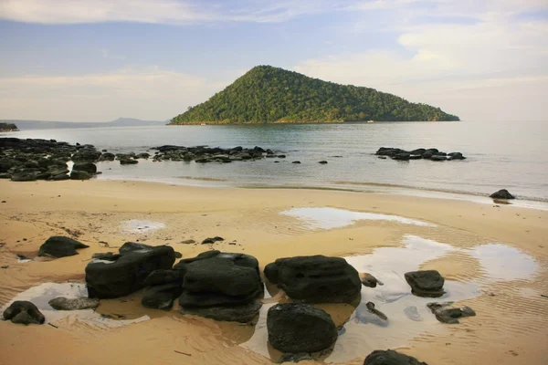 Острів Кох Kon бачачи з острова Ко-Ронг-Samlon, затоки Thail — стокове фото