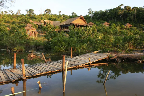 カンボジアの島栄島での木造バンガロー — ストック写真