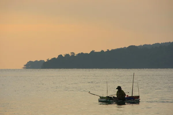 Silhuett av fiskare på sunrise, golfen av thailand, Kambodja — Stockfoto