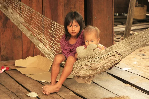 孩子们坐在一张吊床，岛荣 samlon 岛，柬埔寨，sou — 图库照片