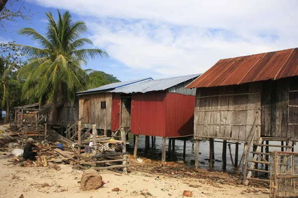 Ξυλοπόδαρο σπίτια στο νησί koh samlon rong Καμπότζη — Φωτογραφία Αρχείου