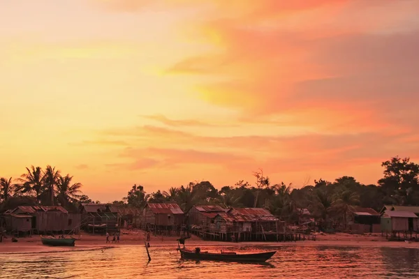 Günbatımı köy, koh rong samlon Adası, Kamboçya — Stok fotoğraf