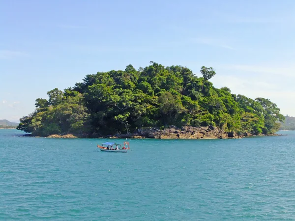 Pequeña isla frente a la costa de Sihanoukville, Camboya — Foto de Stock