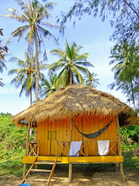 Trä bungalow på en tropisk ö — Stockfoto