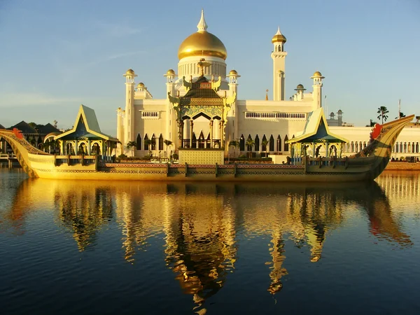スルタン オマール アリ saifudding のモスク、バンダル スリ ブガワン, ブルネイ — ストック写真