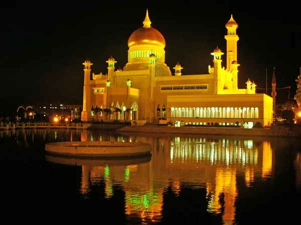 Sultan Omar Ali Saifudding Mosque with lights, Bandar Seri Begaw — Stock Photo, Image