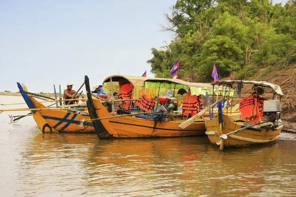 Färgglada båtar på Mekongfloden, kratie, Kambodja — Stockfoto