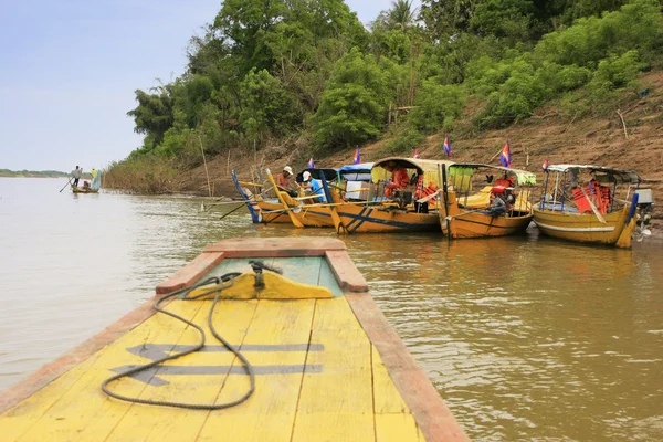 Färgglada båtar på Mekongfloden, kratie, Kambodja — Stockfoto