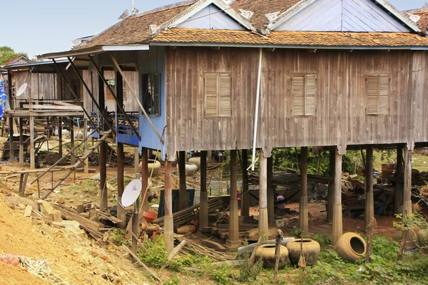Paalwoningen in een klein dorp in de buurt van kratie, Cambodja — Stockfoto