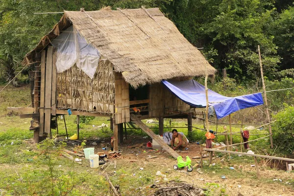 Stylta hus i en liten by nära kratie, Kambodja — Stockfoto