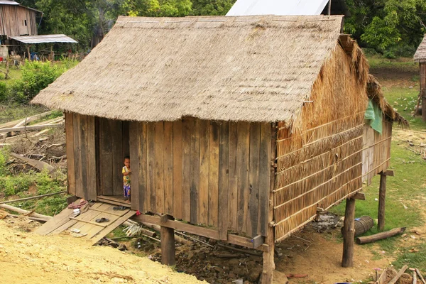 Stylta hus i en liten by nära kratie, Kambodja — Stockfoto