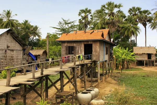 Stylta hus i en liten by nära kratie, Kambodja — Stockfoto