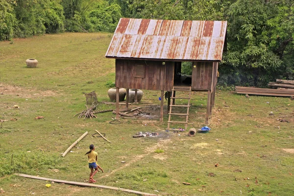 Stilt case in un piccolo villaggio vicino a Kratie, Cambogia — Foto Stock