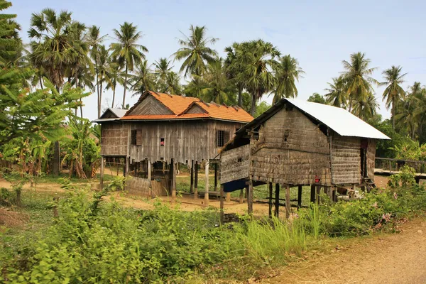 Casas inclinadas en un pequeño pueblo cerca de Kratie, Camboya —  Fotos de Stock