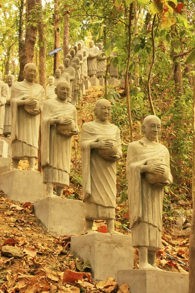 Standbeelden van bedelen monniken, phnom sombok, kratie, Cambodja — Stockfoto