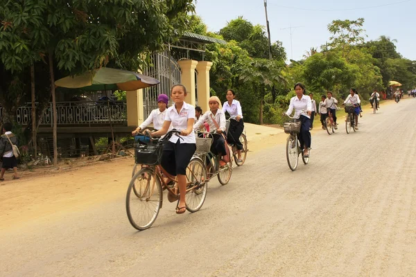Niños en edad escolar en bicicleta, Kratie, Camboya —  Fotos de Stock