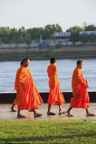 Buddhističtí mniši podél mekong řeky, phnom penh, Kambodža — Stock fotografie