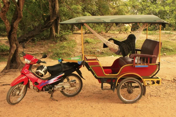 Tuk tuk i angkor-området, siem reap, Kambodja — Stockfoto