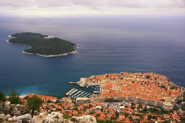 Dubrovnik'in eski şehir ve lokrum Adası, dubrovnik, Hırvatistan — Stok fotoğraf