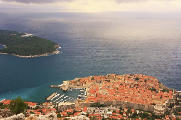 Dubrovnik'in eski şehir ve lokrum Adası, dubrovnik, Hırvatistan — Stok fotoğraf
