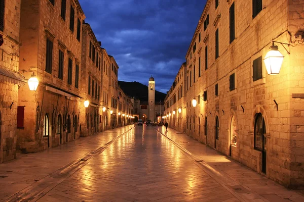 Casco antiguo por la noche, Dubrovnik, Croacia — Foto de Stock