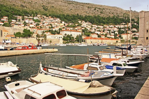 Gamla hamnen i dubrovnik, Kroatien — Stockfoto