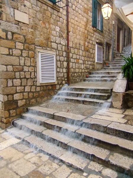 Água da chuva descendo escadas de rua — Fotografia de Stock