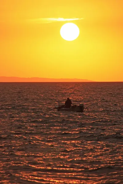 Salida del sol cerca de la isla de Hvar, mar Adriático, Croacia — Foto de Stock