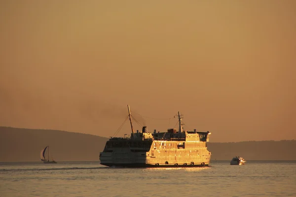 Veerboot gaan in de buurt van de kust van Kroatië bij zonsopgang — Stockfoto