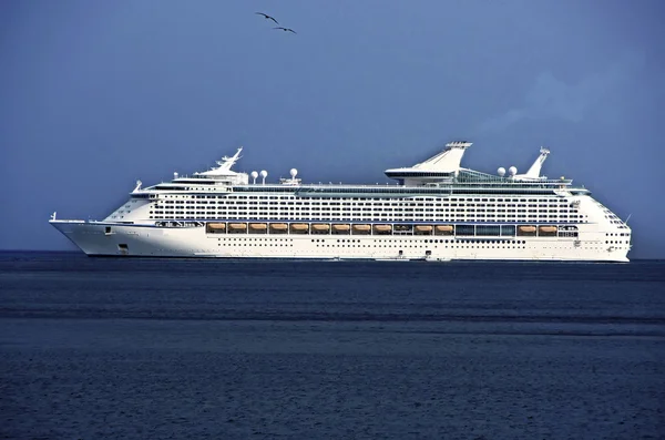 Cruise schip in een zee — Stockfoto