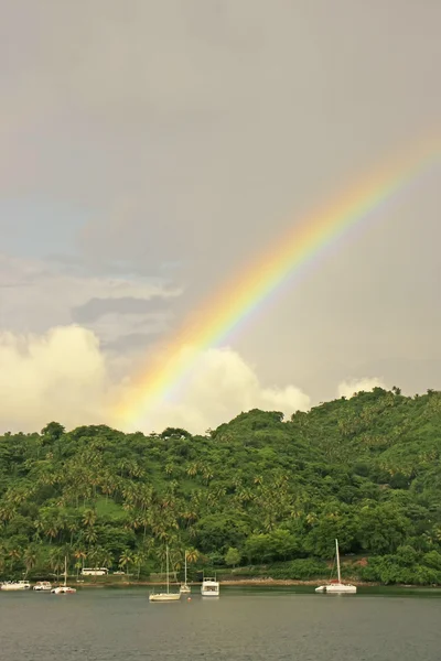 Rainbow over heuvels van samana — Stockfoto