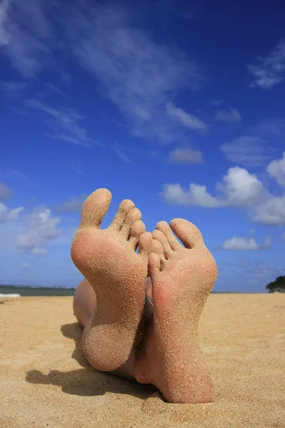 Sandy feet on a tropical beach — Stok fotoğraf