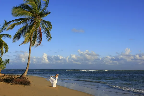 年轻女子在沙滩上的白色礼服 — 图库照片
