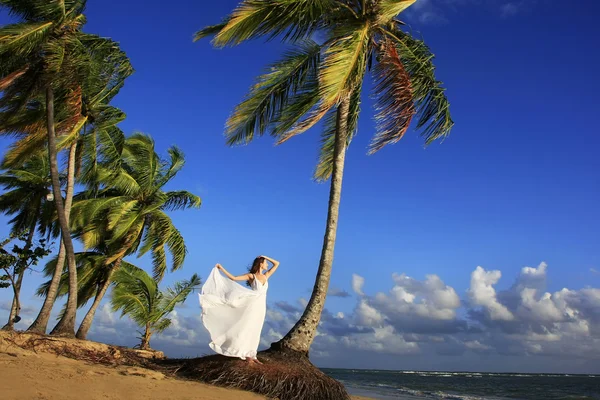 Junge Frau im weißen Kleid am Strand — Stockfoto