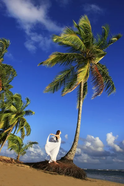 Junge Frau im weißen Kleid am Strand — Stockfoto