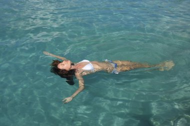 genç kadın bikini açık suda yüzen