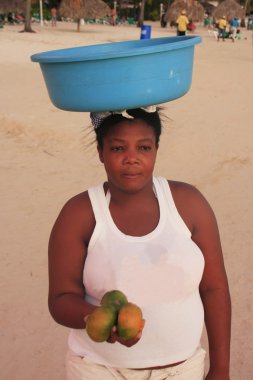 boca chica plajında meyve satan kadın