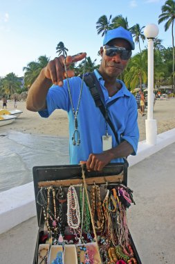 boca chica plajında mücevher satan yerel adam