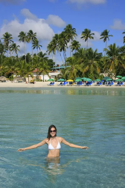 Mujer joven en bikini de pie en agua clara — Foto de Stock