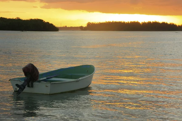 Båt i boca chica bay vid solnedgången — Stockfoto