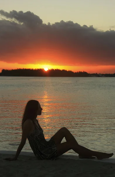 Silhouette of young woman at sunset, Boca Chica bay — Stock Photo, Image