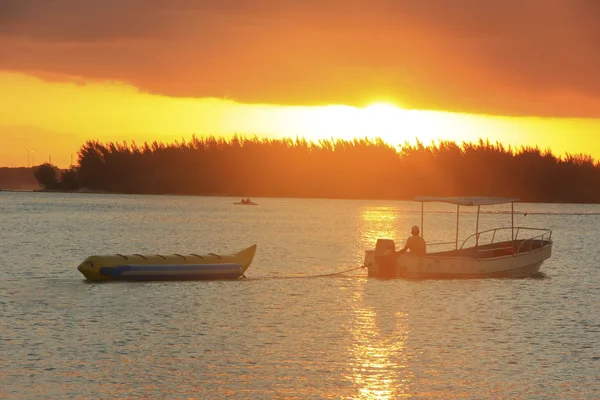 Bateau banane dans la baie de Boca Chica au coucher du soleil — Photo