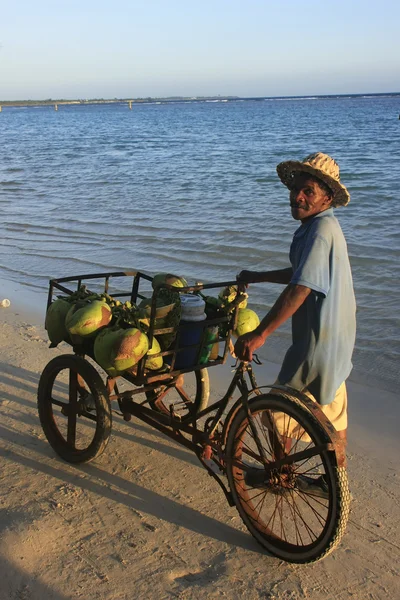 Uomo del posto che vende noci di cocco alla spiaggia di Boca Chica — Foto Stock