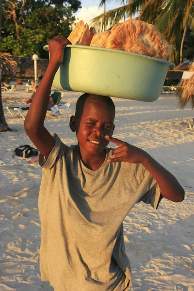 Menino local vendendo pão na praia de Boca Chica — Fotografia de Stock