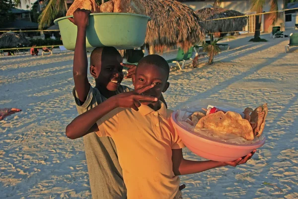 Garçons locaux vendant du pain à la plage de Boca Chica — Photo