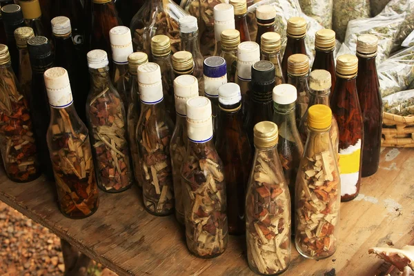 Exposição de garrafas com "Mama Juana" em pequena aldeia, Samana Pe — Fotografia de Stock