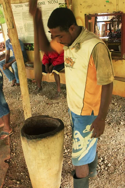 Τοπικό άνθρωπος επεξεργασία φασόλια κακάου στο μικρό χωριό εργοστάσιο, saman — Φωτογραφία Αρχείου